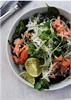 Kålsalat med brøndkarse, linser og varmrøget laks