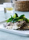 Torsk med nøddelåg og citronmarineret broccoli